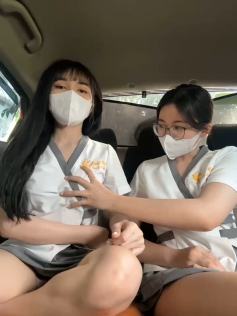 Hai Em BeautySpa Eira Show Trên Ô Tô