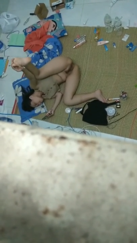 Quay lén em sinh viên không mặc quần